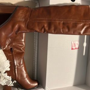 Heeled brown boots